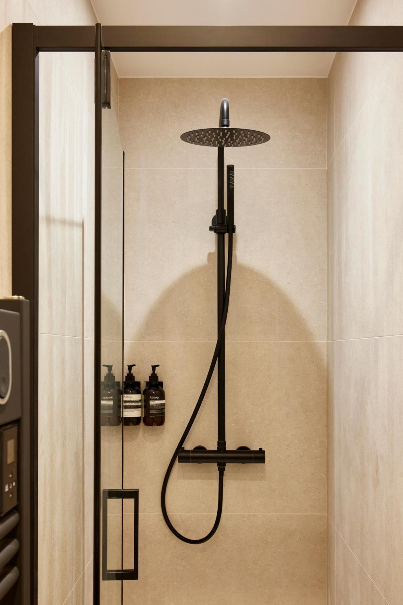Appartamento Stylish 2Br & 2Ba With Private Terrace Parigi Esterno foto